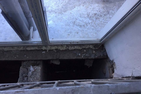 Из-за некачественного капремонта жители Уралмаша вынуждены дышать подвальным смрадом