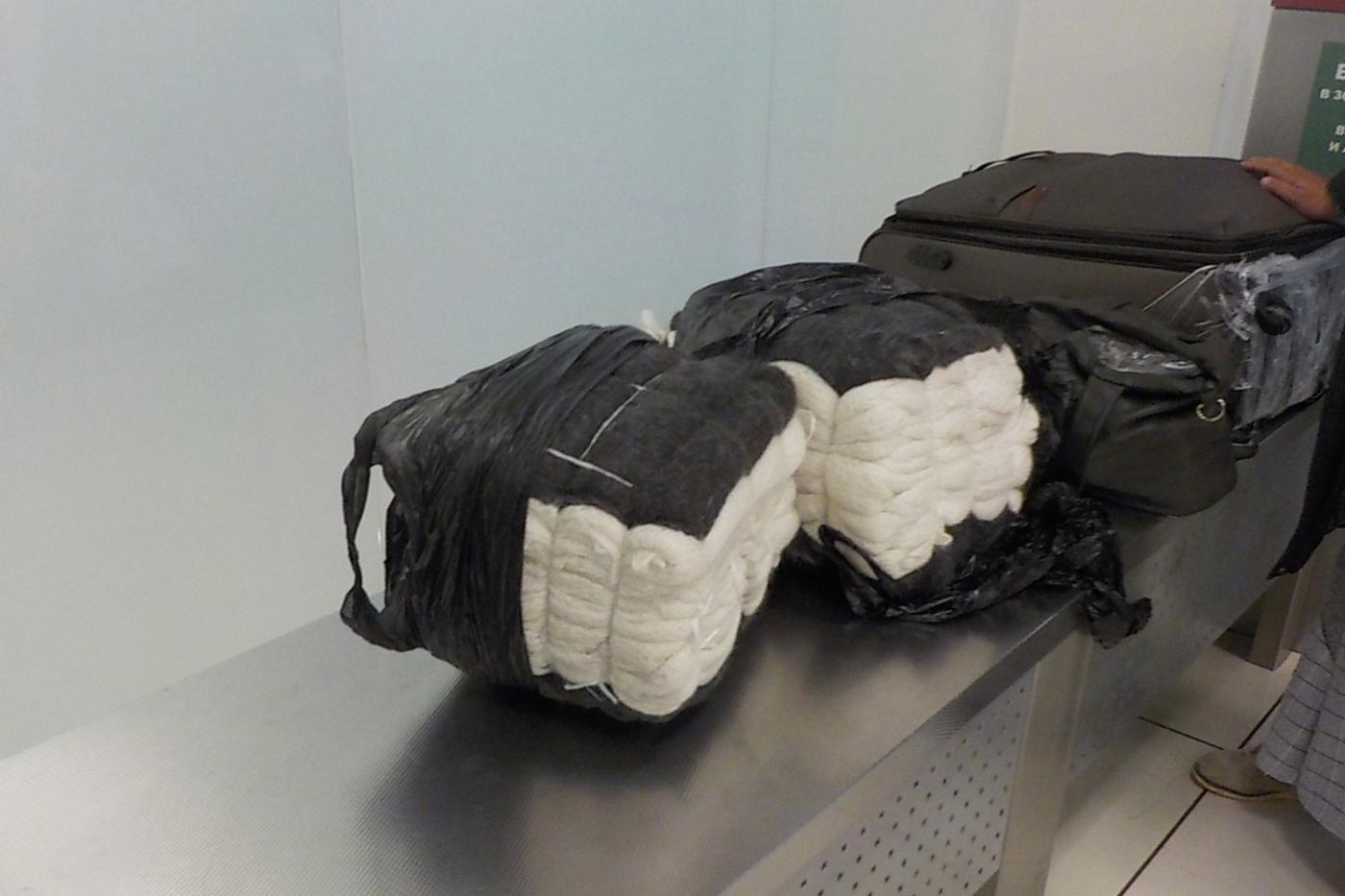 В Кольцово таможенники задержали пассажирку со 120-ю пуховыми платками - Фото 1