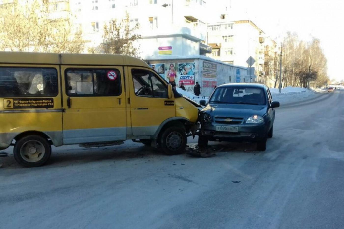 В Реже в ДТП «Нивы» с маршруткой пострадали мама с ребенком. ФОТО - Фото 1