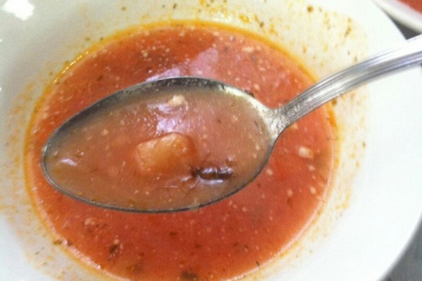 Ученики и родители екатеринбургской школы жалуются на атаку тараканов: «Лезут на обувь, плавают в супе»