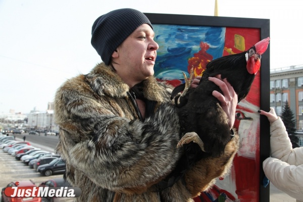«У меня была палитра краски, бутылка вина и одинокая ночь». Колдун Антон Симаков с живым петухом на руках презентовал картину «Курица на велосипеде»