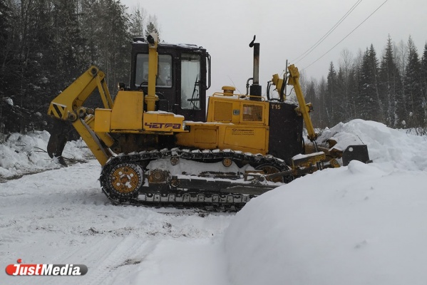 «Чистим дорогу от снега, чтобы как можно раньше приступить к ремонту». Глава свердловского минтранса проехался до скандального села Серебрянка