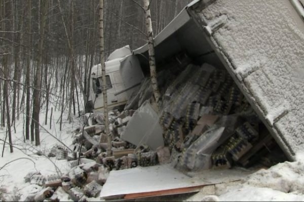 На Серовском тракте перевернулся грузовик с пивом. ФОТО