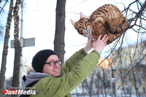 Драматург Семен Вяткин: «Спасают кошки, о которых можно погреться». Температура в Екатеринбурге — чуть выше нуля. ФОТО, ВИДЕО