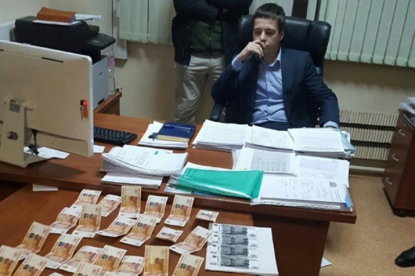 Суд оставил чиновника МУГИСО, обвиняемого в взятке, под домашним арестом. Но разрешил гулять с ребенком