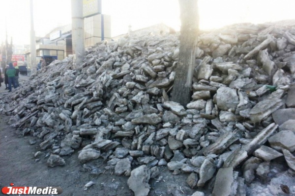 Екатеринбург украсили горы черного снега. Горожане жалуются, что ночами не видят снежные завалы. ФОТО