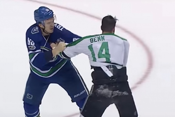 ФОТО: скриншот видео с канала hockeyfights.com