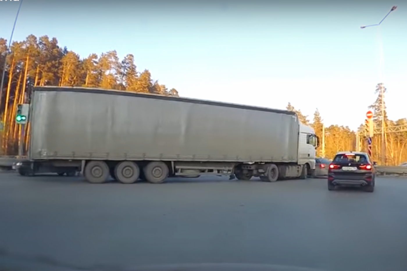 На Широкой речке водитель фуры, не сумевший повернуть по ПДД, протаранил легковушку. ВИДЕО - Фото 1