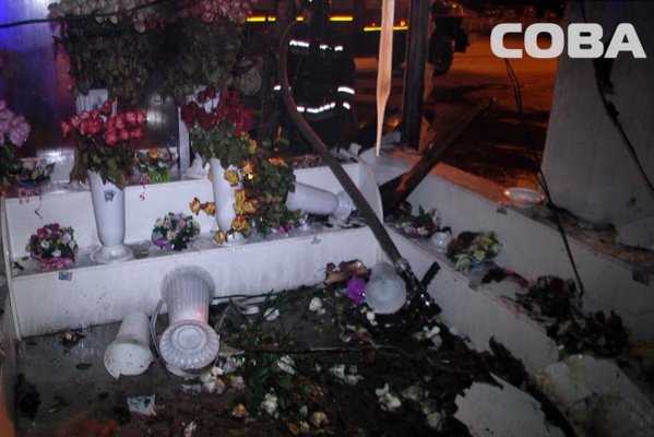 Ночью на Щорса неизвестные подожгли цветочный киоск вместе с реализатором. ФОТО