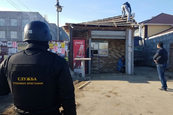 В Екатеринбурге приставы снесли незаконную закусочную