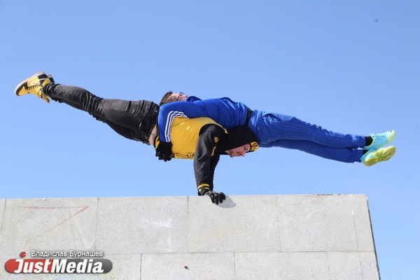 Комик-дуэт «Веселый Роджер»: «Пусть скорее тает снег». А в Екатеринбурге меж тем последний теплый денек. ФОТО, ВИДЕО