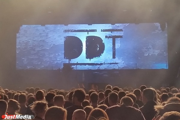 Шевчук на концерте в Екатеринбурге посвятил песни Медведеву, Евтушенко и мертвым рокерам. ВИДЕО