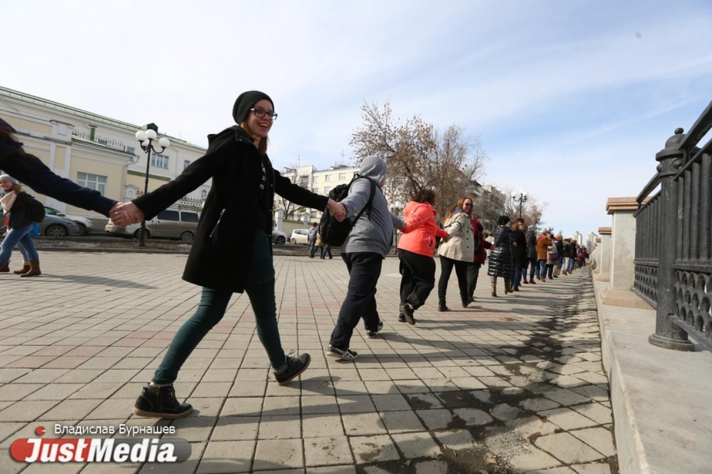 «Надеемся, что нас услышат». Екатеринбург «обнимашками» выступил против строительства Храма-на-воде. ФОТО, ВИДЕО - Фото 1
