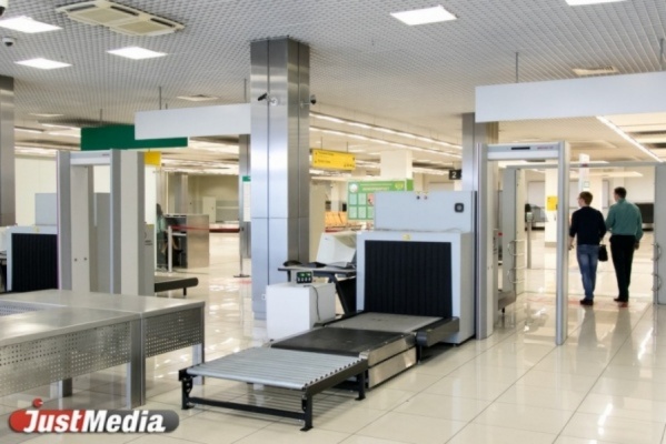 65 тюбетеек, 50 женских платков и 2 ножа. Таджика задержали на таможне «Кольцово» с незадекларированным товаром. ФОТО