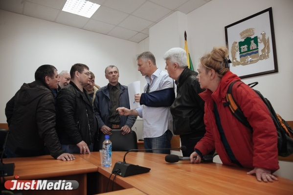 «Для мелких ИП «Платон» равносилен смерти». Уральские дальнобойщики пожаловались Евгению Ройзману на повышение тарифов и штрафы за перевес