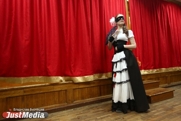 Средневековая пати в Екатеринбурге: дефицит кавалеров, кадриль и маскарадные маски. ФОТО