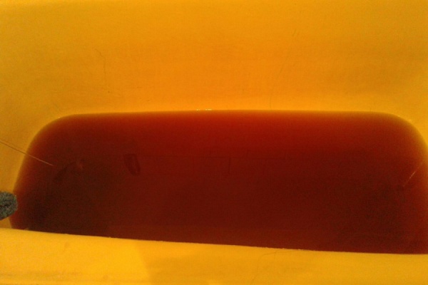 Коньяк, кровь или сок? В Асбесте из крана потекла бордовая вода - Фото 1