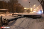 В центре Екатеринбурга снежный шторм с корнем вырвал рекламный щит