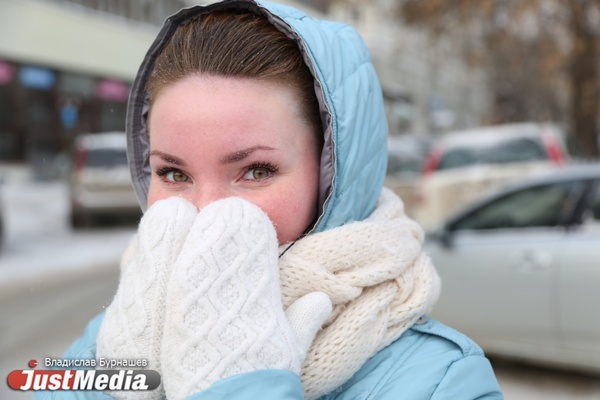 Как Екатеринбург спасается от холода: фоторепортаж JustMedia из замерзающей столицы Урала - Фото 1