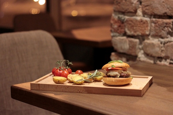 В здании «Арха» открылся бар Eleven с акцентом на мясо - Фото 1