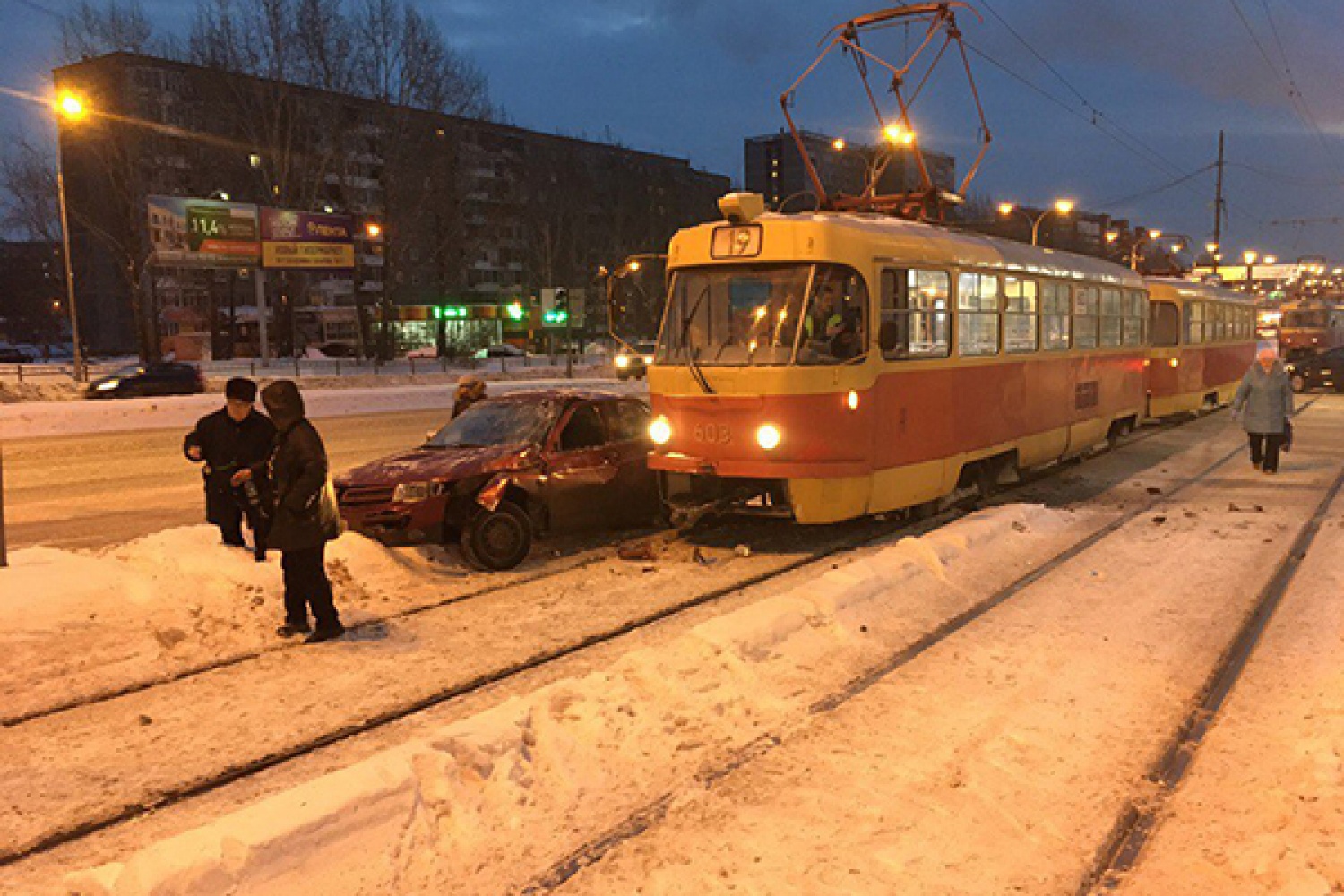 19 трамвай екатеринбург. Трамвай 19 Екатеринбург. Уралмаш трамвай ЕКБ. Уралмаш 43 с трамваем. Трамвай Екатеринбург зима.