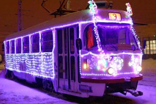 По улицам Екатеринбурга сегодня заколесит новогодний трамвай - Фото 1