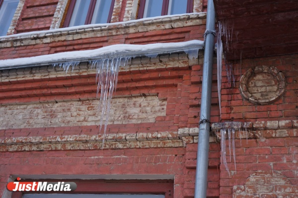 В Екатеринбурге на беременную женщину упала глыба льда - Фото 1