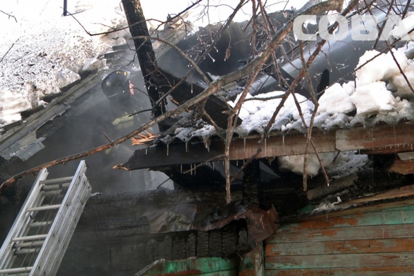 В Екатеринбурге сгорело старое здание администрации Железнодорожного района - Фото 1