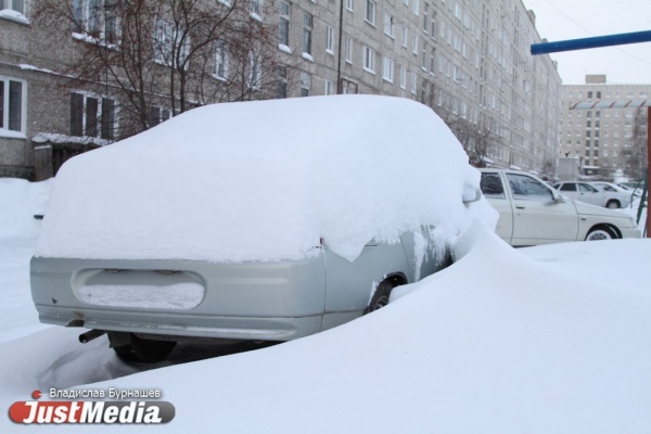 Свердловскую область заваливает снегом. В выходные на дорогах региона работали 700 спецмашин - Фото 1