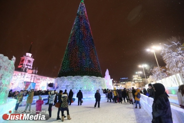 Территория увеличится, а на елке появятся игрушки: в 2017 году ледовый городок в Екатеринбурге посвятят 295-летию уральской столицы - Фото 1