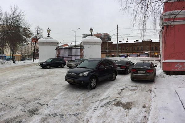 «На тротуаре, где стояли пешеходы, образовался затор». Жители Екатеринбурга жалуются на машины, припаркованные у входа в Исторический сквер - Фото 1