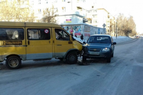 В Реже в ДТП «Нивы» с маршруткой пострадали мама с ребенком. ФОТО - Фото 1