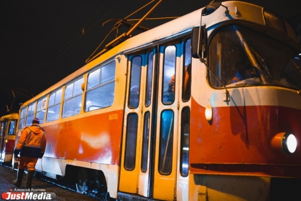 В центре Екатеринбурга встали трамваи - Фото 1
