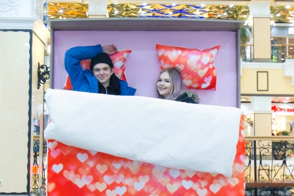 В центре Екатеринбурга появилась огромная кровать для влюбленных - Фото 1