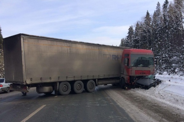 На Московском тракте фура раздавила легковушку - Фото 1