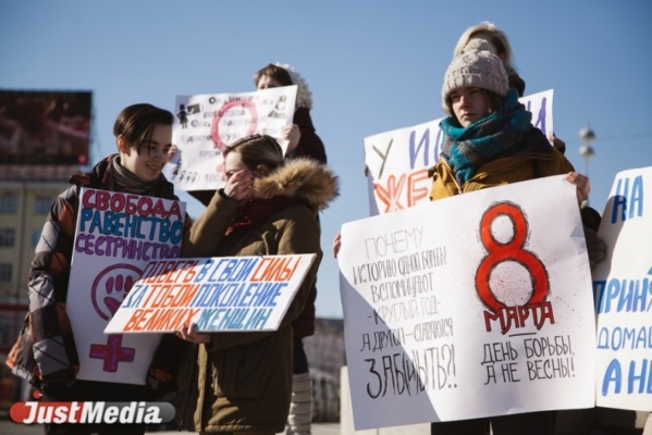 «Бьет, значит сядет». Екатеринбургские феминистки вышли на митинг против сексизма - Фото 1