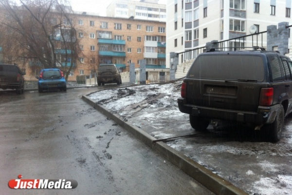 Госдума дала екатеринбургским водителям еще немного времени помесить грязь на газонах. Теперь вся надежда на Медведева - Фото 1