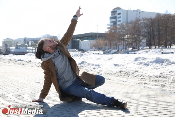 Неунывающий танцор Владимир Рябинкин: «Пришла весна. Все выходим, двигаемся и наслаждаемся погодой». В Екатеринбурге +6 градусов. ФОТО, ВИДЕО - Фото 1
