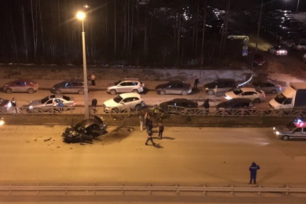 Ночью в Екатеринбурге Lexus снес дорожное ограждение и протаранил три автомобиля - Фото 1