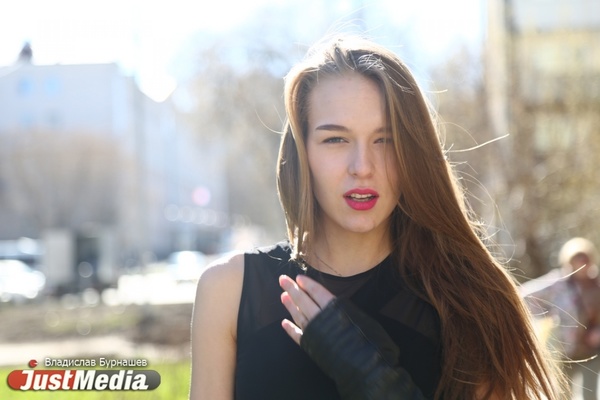 Красавица-студентка Алина Манушина: «Позеленела травка, можно ехать на природу». В Екатеринбурге по-летнему тепло и солнечно. ФОТО, ВИДЕО