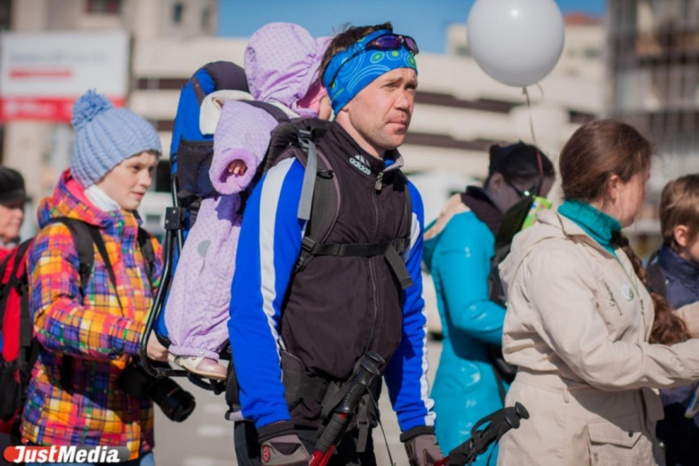 «Вместе весело шагать по просторам». Екатеринбуржцы массово выходят на «Майскую прогулку» - Фото 1