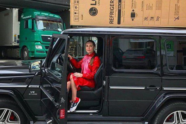 Звезда «Уральских пельменей» Юлия Михалкова провезла по Екатеринбургу незакрепленный холодильник на крыше Geländewagen. ФОТО