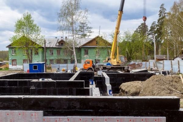 «Велики шансы, что многоквартирник с самого рождения станет аварийным». В Верхней Пышме переселенцам строят дом на болоте. ФОТО