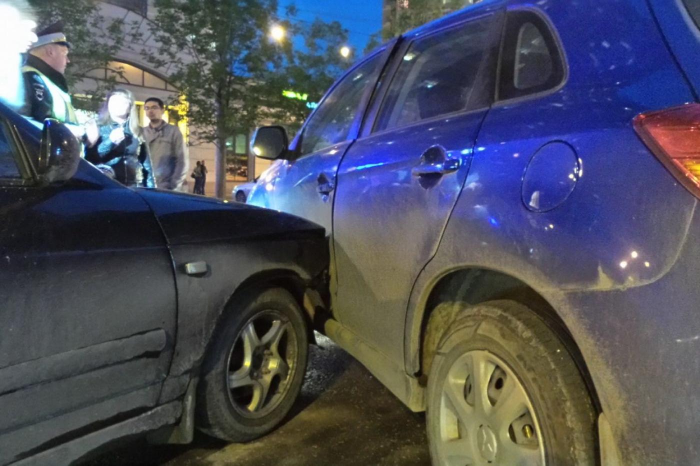 Две легковушки накануне вечером парализовали движение трамваев возле Автовокзала. ФОТО - Фото 1