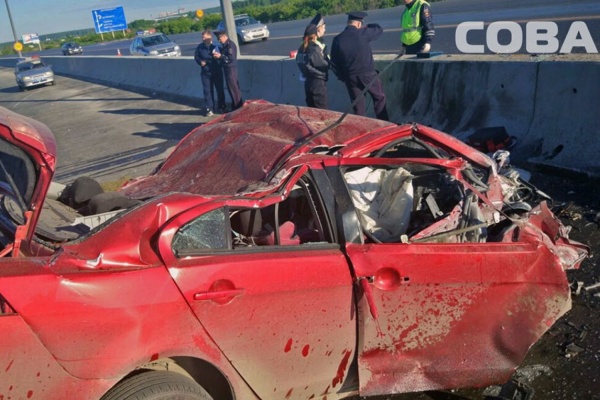 На Россельбане летчик на Mitsubishi не долетел до Кольцово. Авто врезалось в бетонное ограждение. ФОТО