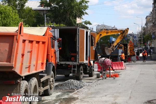 На улице Фурманова перекрыли одну из полос движения из-за замены канализационных труб. ФОТО