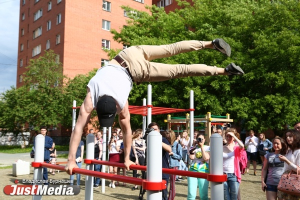 «Все чемпионы начинали тренироваться во дворах». Благотворительный фонд «Общество Малышева 73» и олимпийцы открыли спортивную площадку для студентов УрФУ