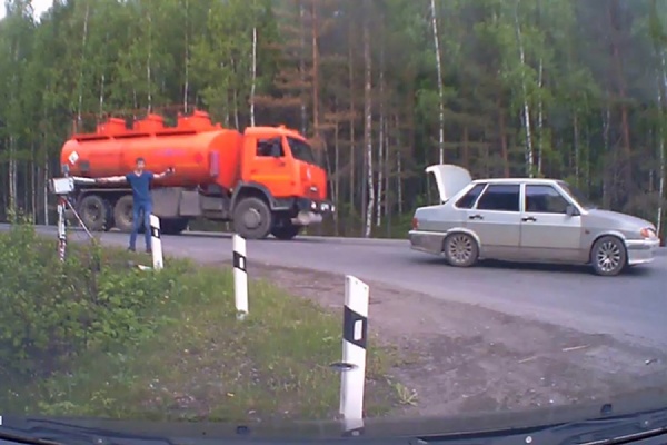 На трассе Екатеринбург – Серов мужчина с битов напал на камеру фотовидеофиксации нарушений ПДД. ВИДЕО