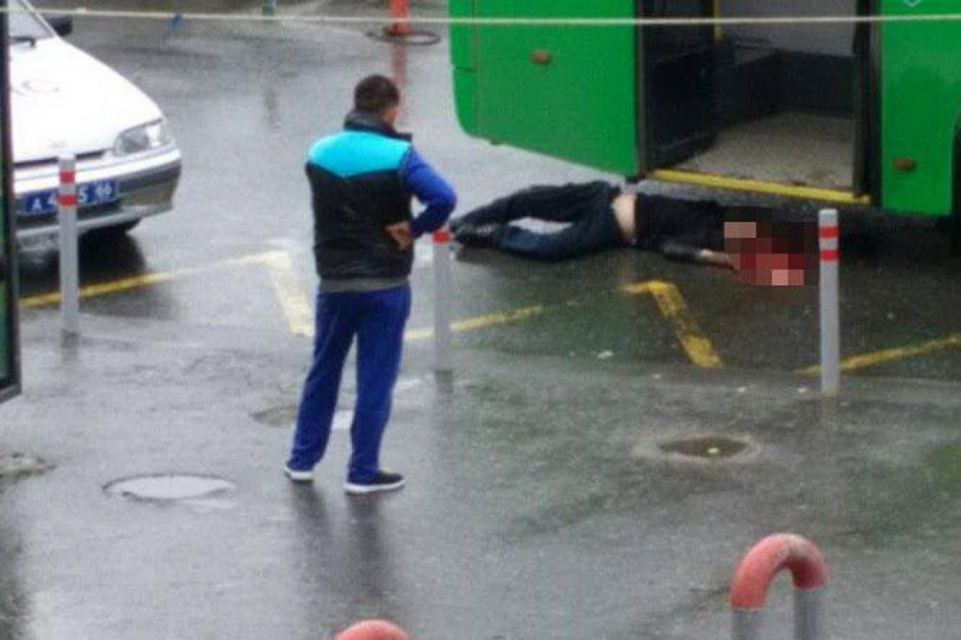 На ЖД вокзале автобус проехала по голове пешехода - Фото 1