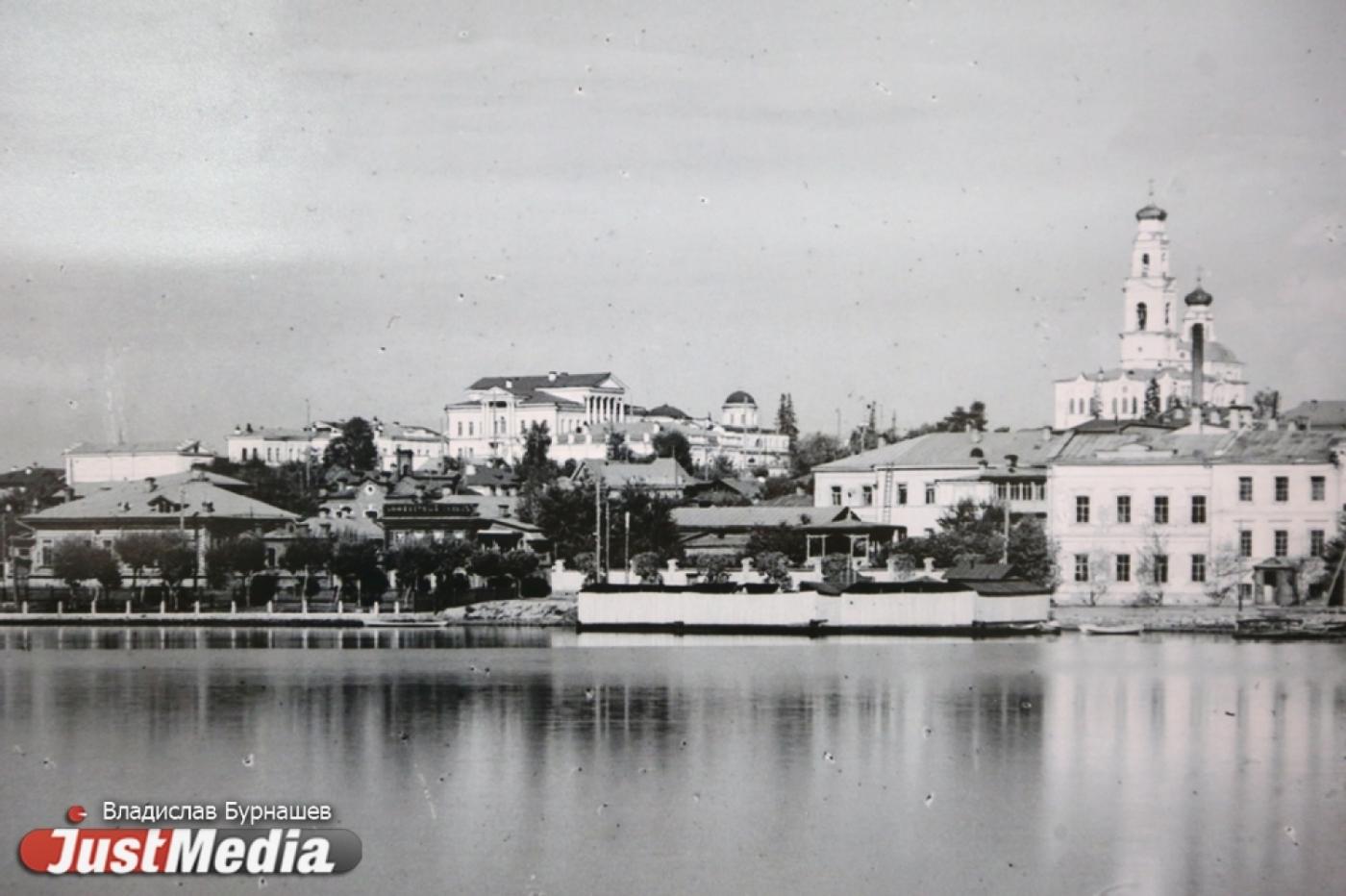 В Екатеринбурге презентуют уникальный архитектурный путеводитель, показывающий как менялся город. ФОТО - Фото 1